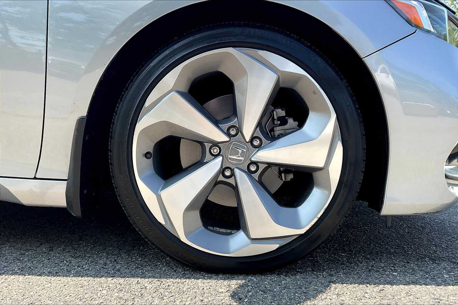 2018 Honda Accord Touring 2.0T - Photo 7
