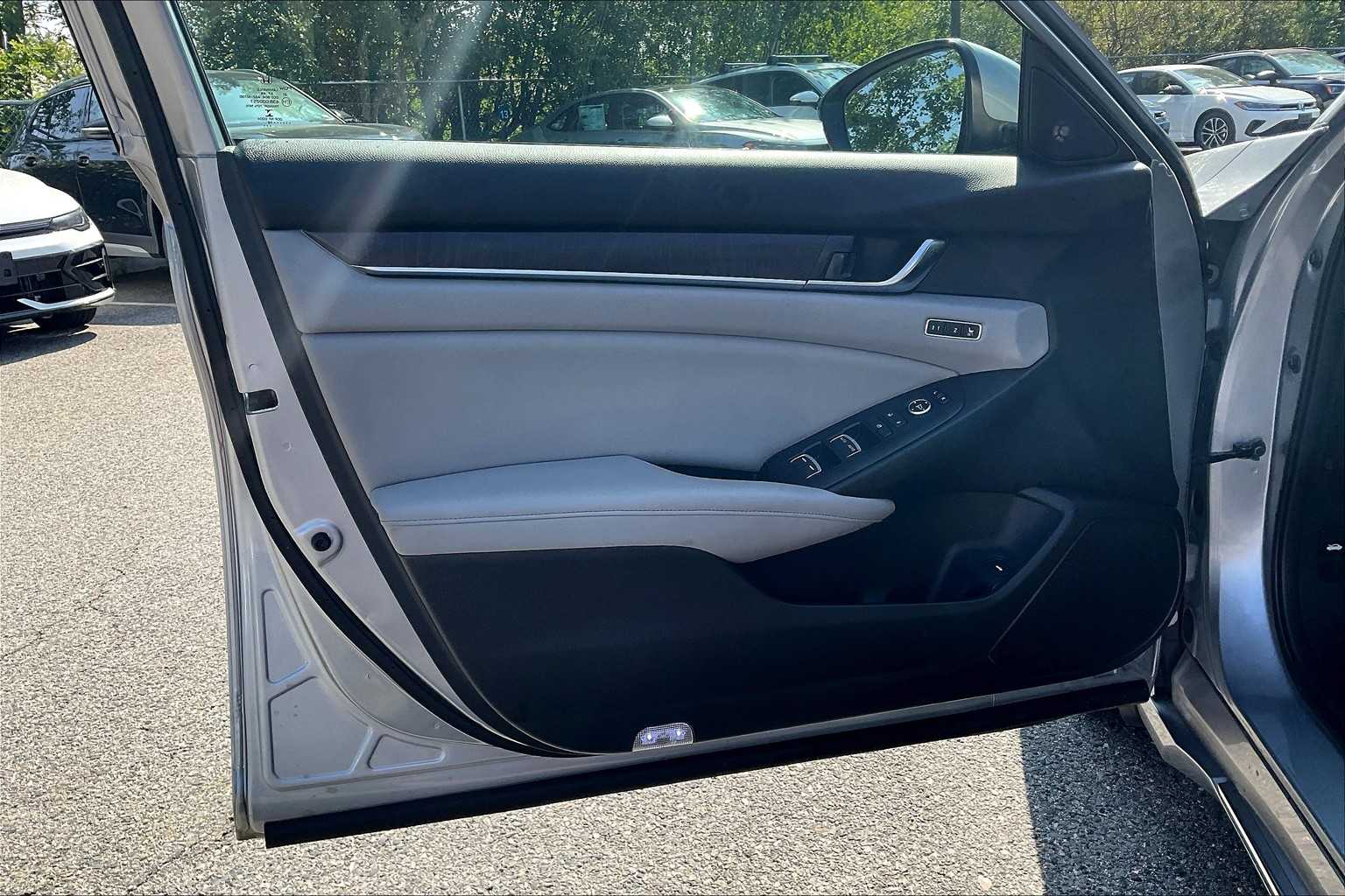 2018 Honda Accord Touring 2.0T - Photo 9