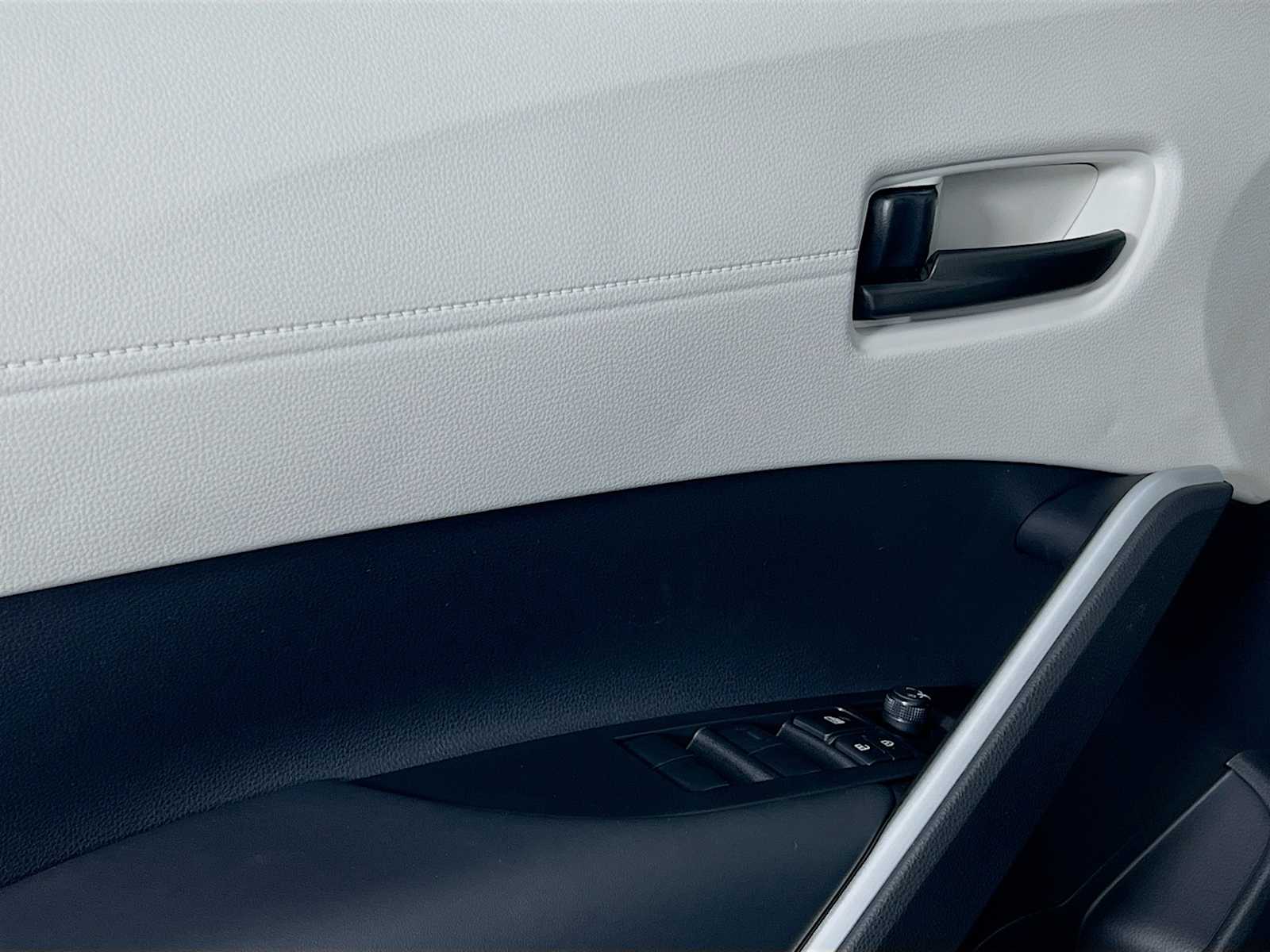 2026 Toyota Corolla Cross L - Photo 16