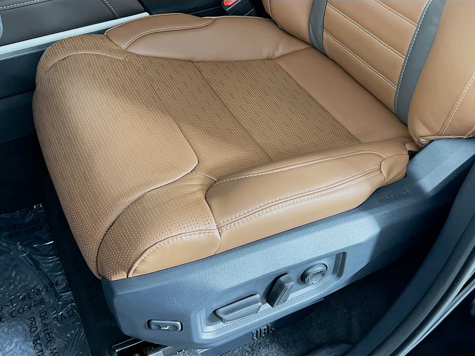 2025 Toyota Tundra 1794 Edition - Photo 17