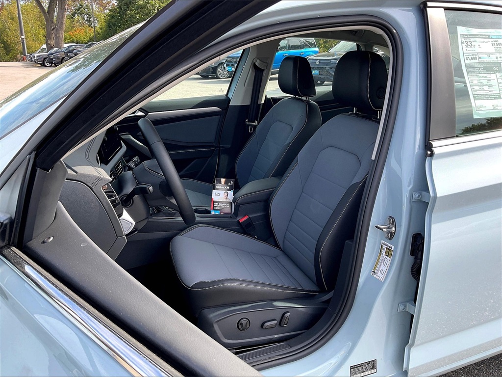 2025 Volkswagen Jetta 1.5T SE - Photo 11