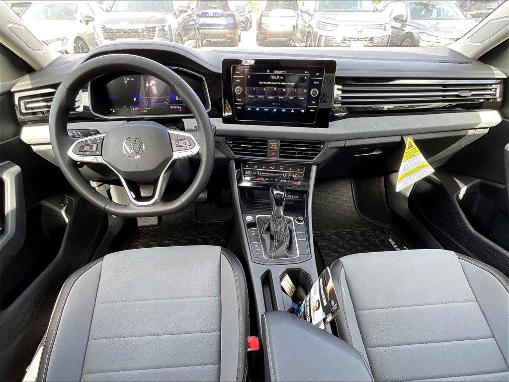 2025 Volkswagen Jetta 1.5T SE - Photo 12