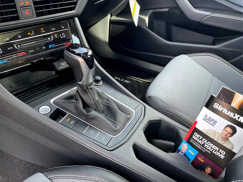2025 Volkswagen Jetta 1.5T SE - Photo 14