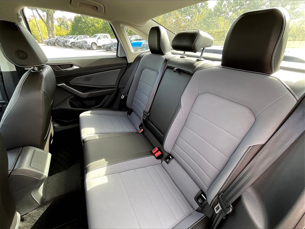 2025 Volkswagen Jetta 1.5T SE - Photo 15