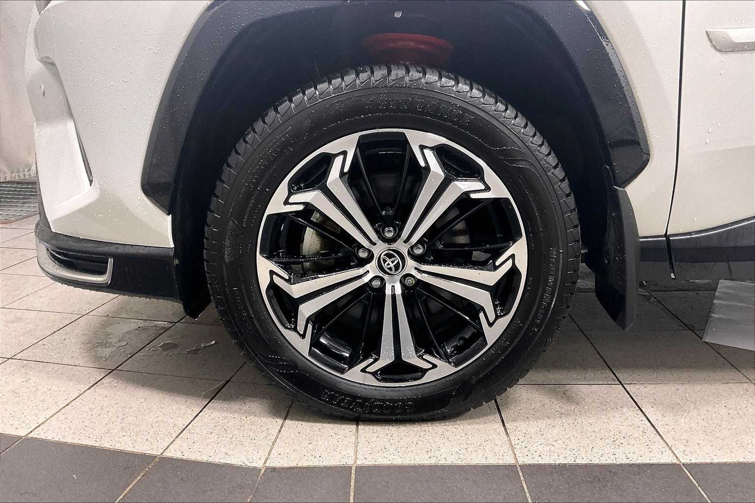 2022 Toyota RAV4 Prime XSE - Photo 7