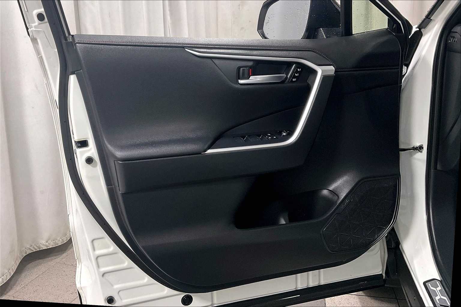 2022 Toyota RAV4 Prime XSE - Photo 9