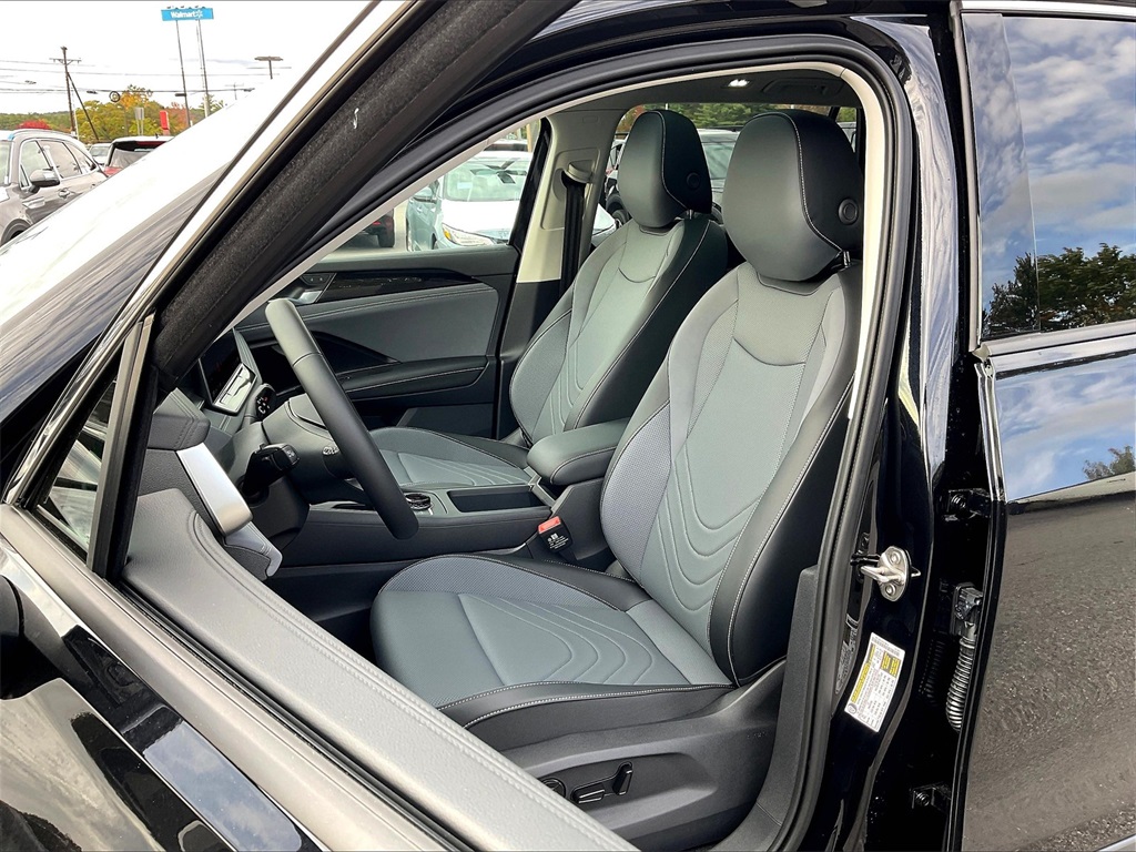 2025 Volkswagen Tiguan 2.0T SE - Photo 11