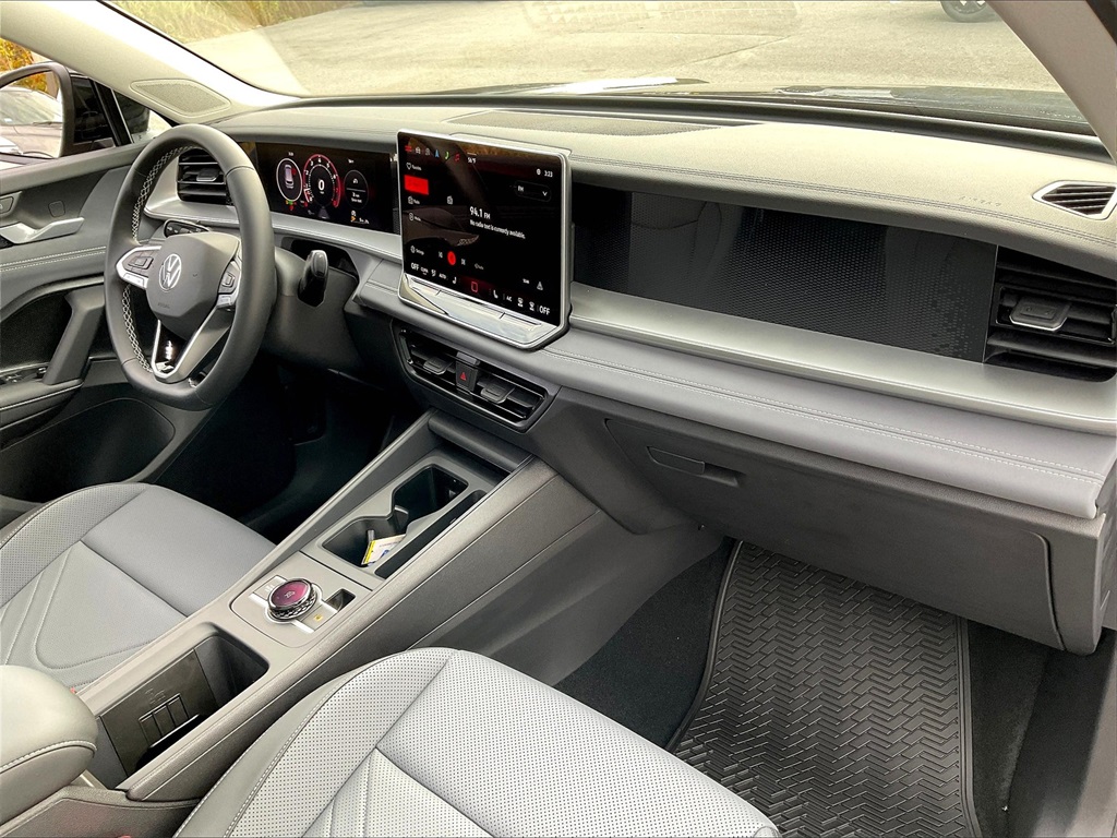 2025 Volkswagen Tiguan 2.0T SE - Photo 10