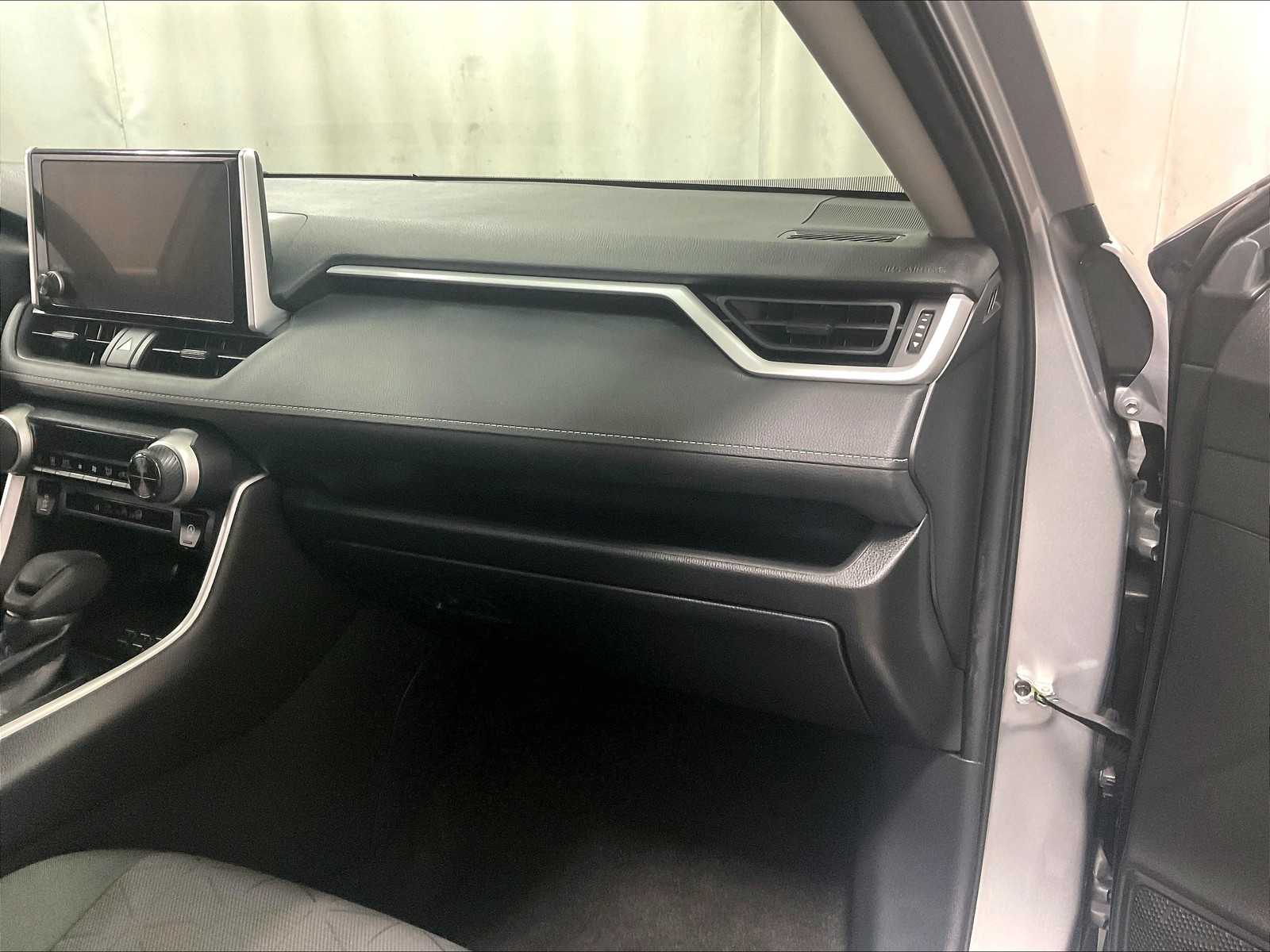 2023 Toyota RAV4 XLE - Photo 13