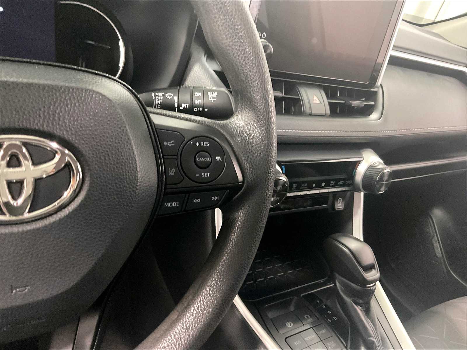 2023 Toyota RAV4 XLE - Photo 24