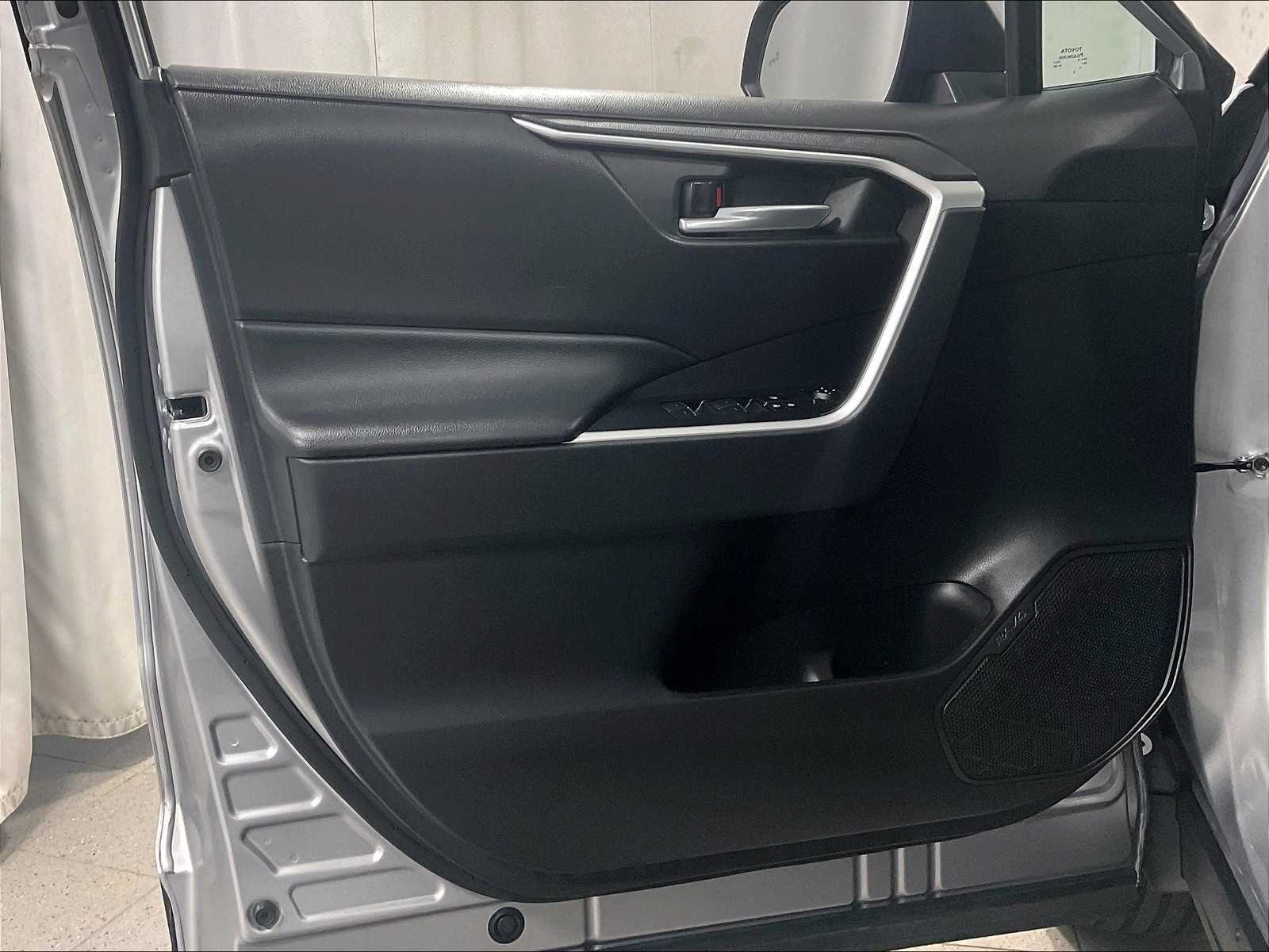 2023 Toyota RAV4 XLE - Photo 9