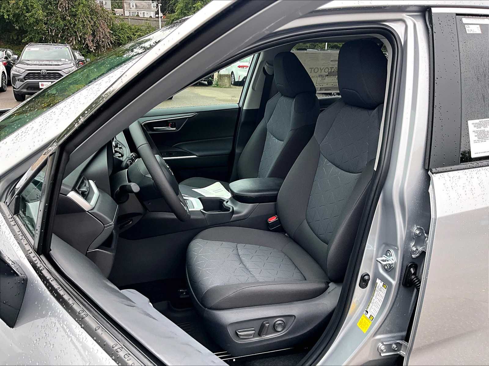 2025 Toyota RAV4 XLE - Photo 11