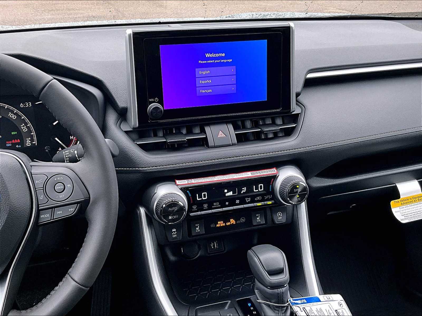 2025 Toyota RAV4 XLE - Photo 13