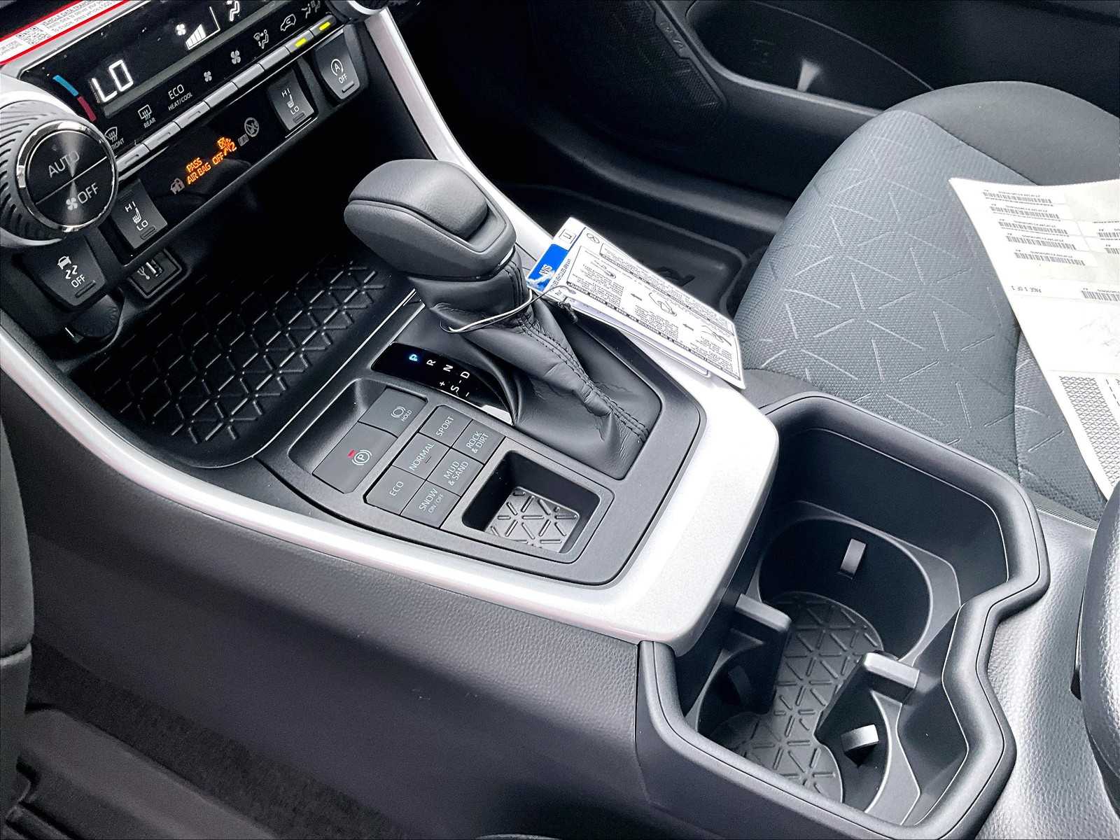 2025 Toyota RAV4 XLE - Photo 14