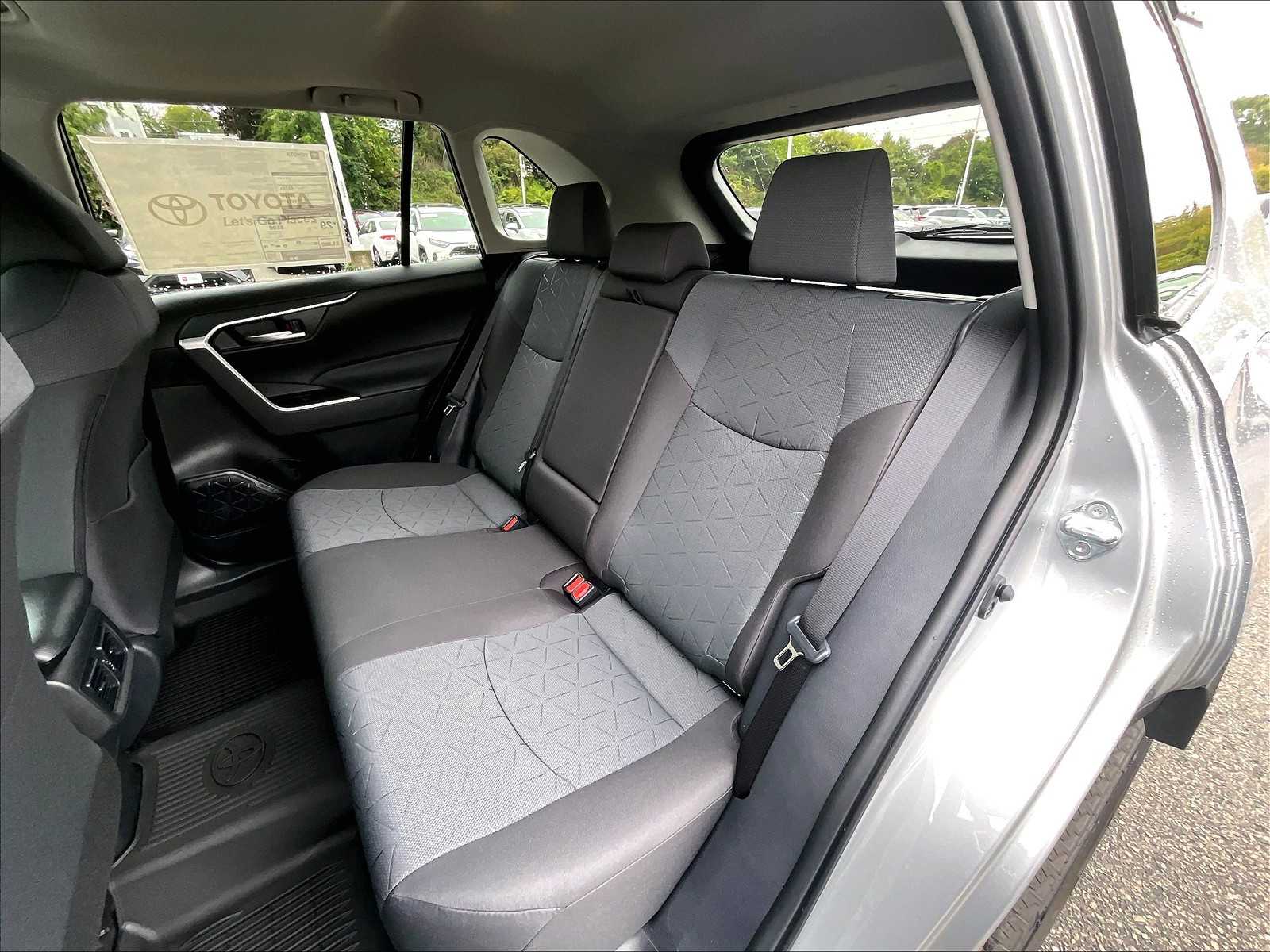 2025 Toyota RAV4 XLE - Photo 15