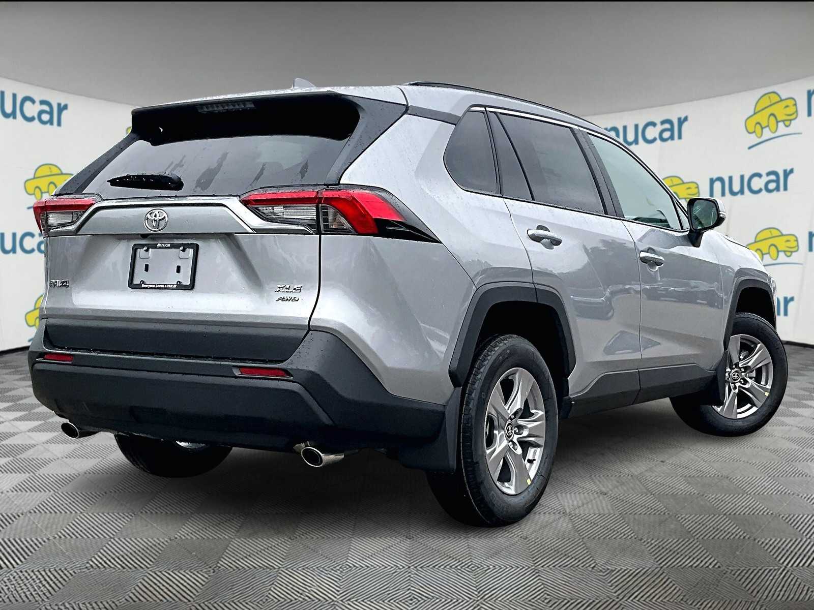 2025 Toyota RAV4 XLE - Photo 7