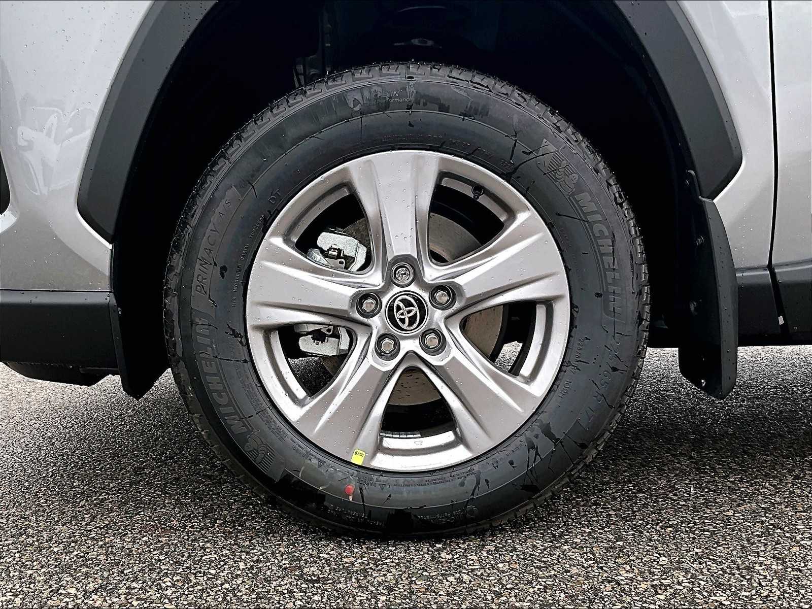 2025 Toyota RAV4 XLE - Photo 8