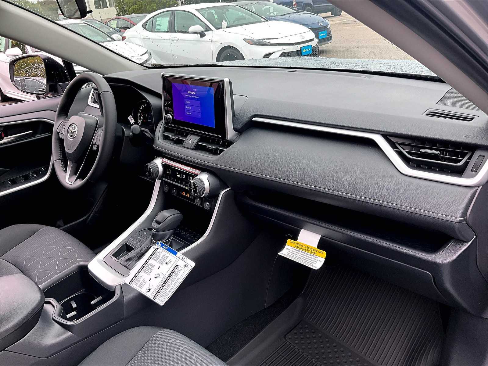 2025 Toyota RAV4 XLE - Photo 10