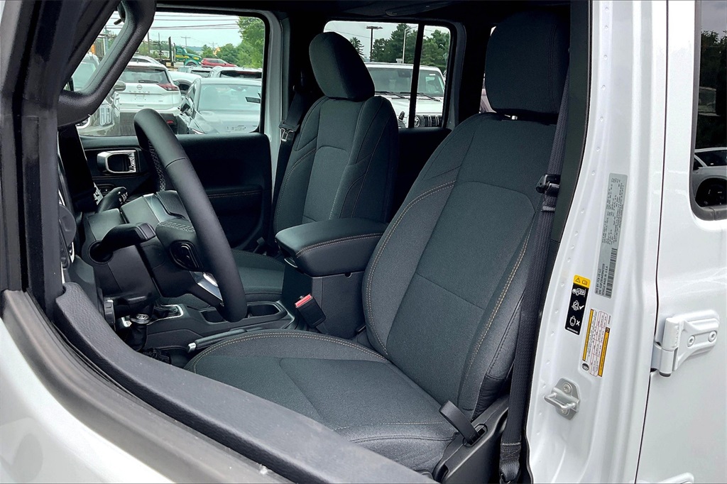 2025 Jeep Wrangler Sahara - Photo 11