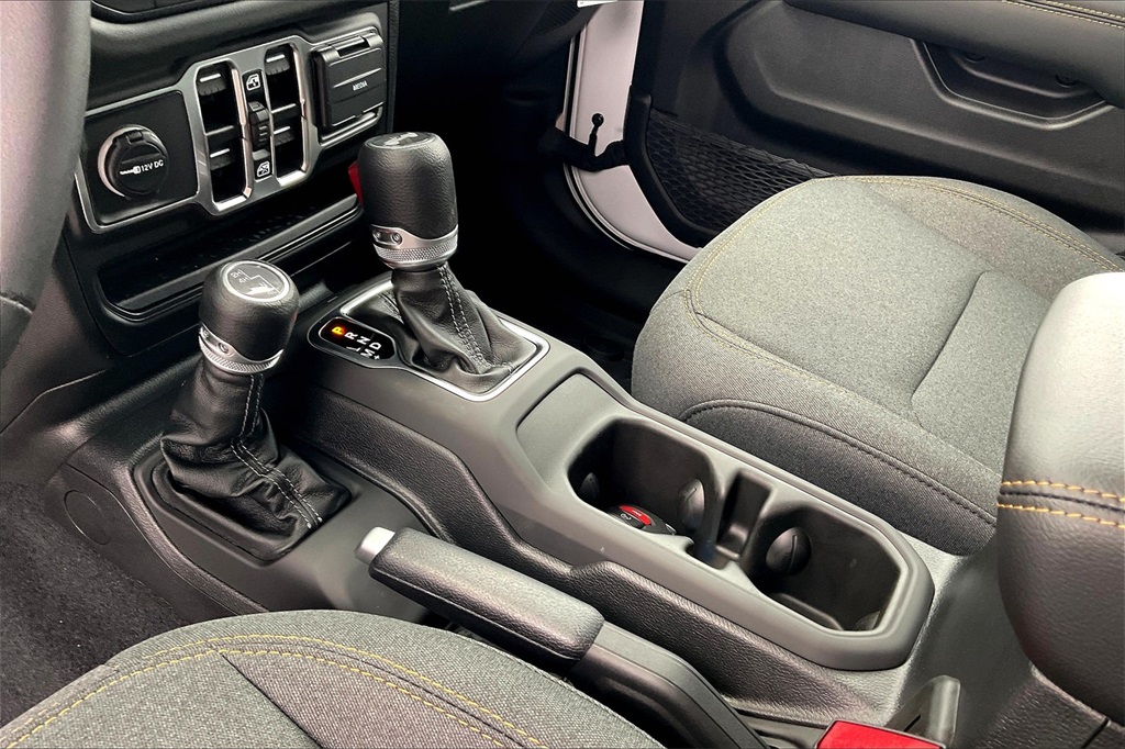 2025 Jeep Wrangler Sahara - Photo 14