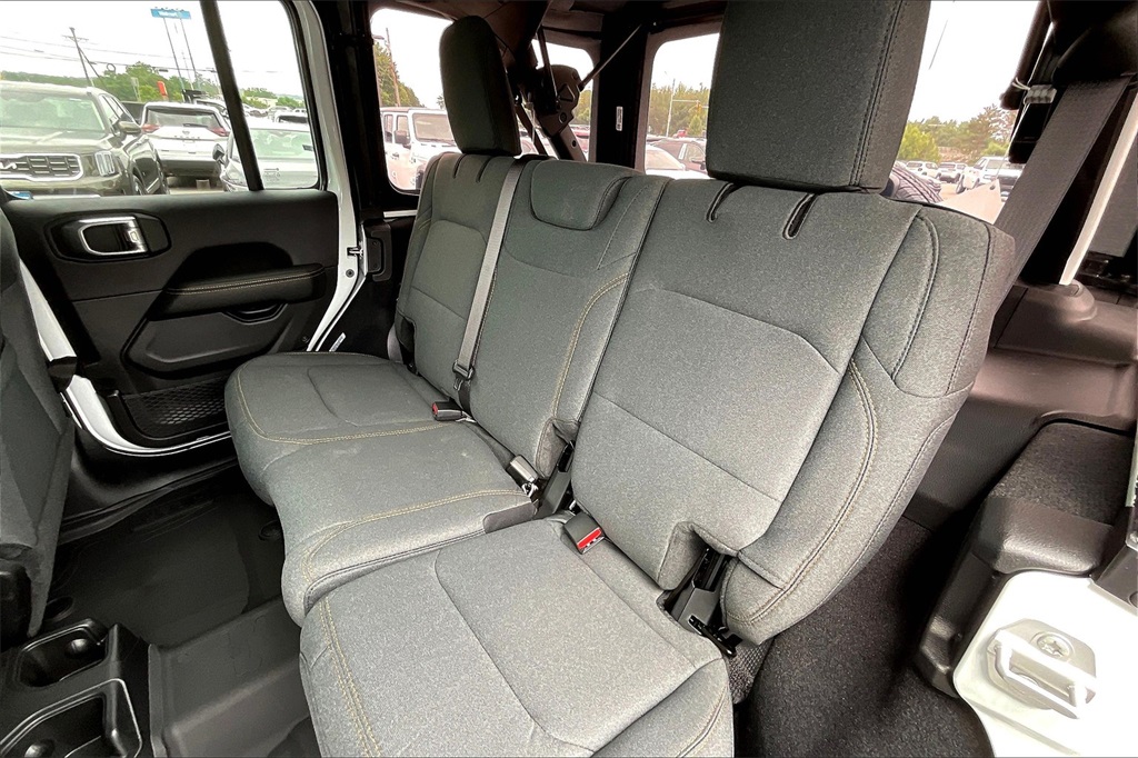 2025 Jeep Wrangler Sahara - Photo 15