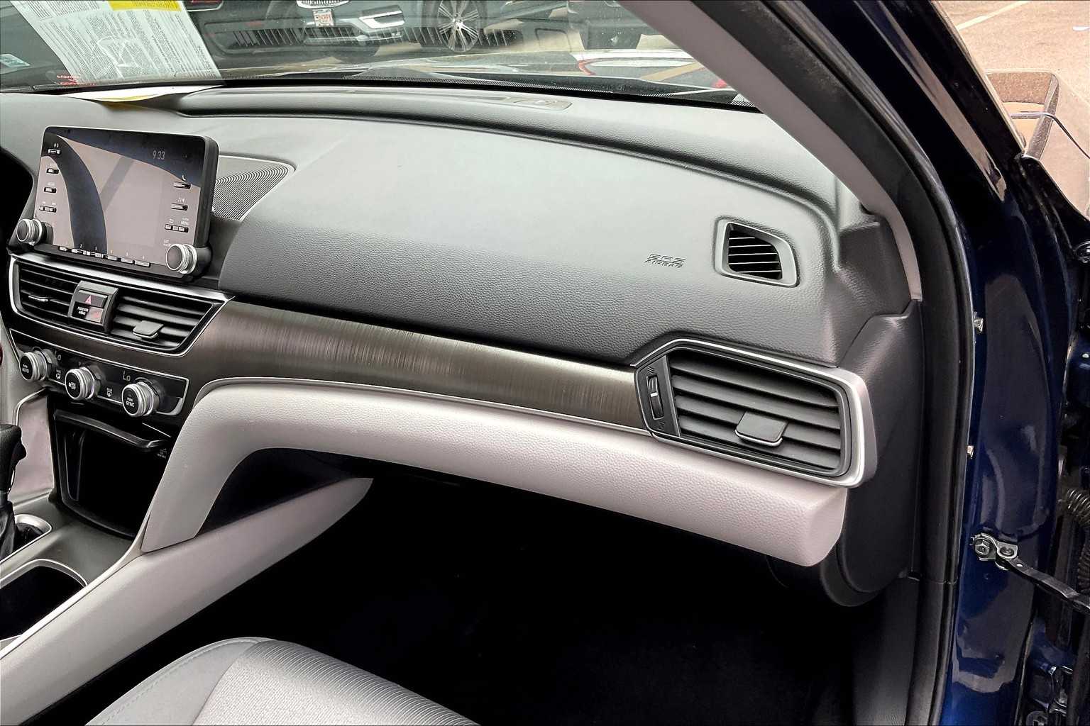 2019 Honda Accord LX 1.5T - Photo 13