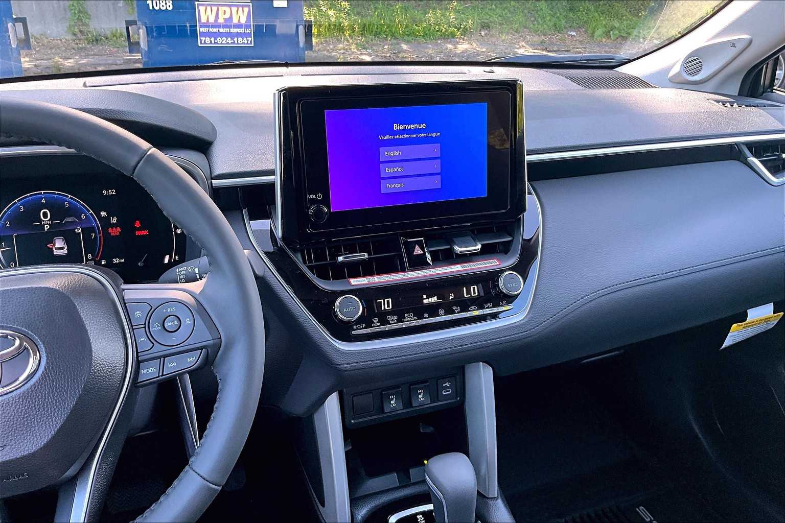 2025 Toyota Corolla Cross XLE - Photo 13