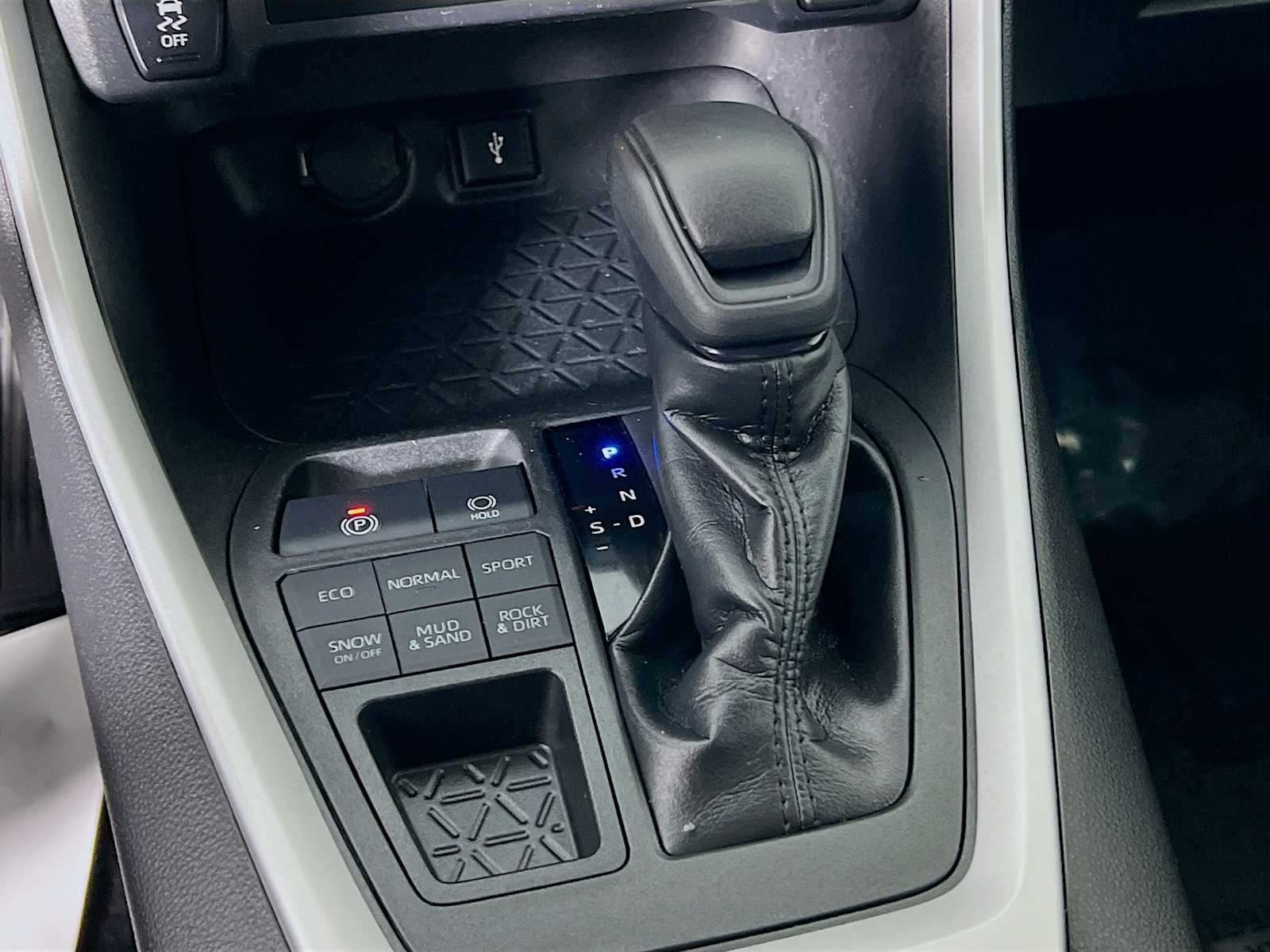 2020 Toyota RAV4 LE - Photo 16