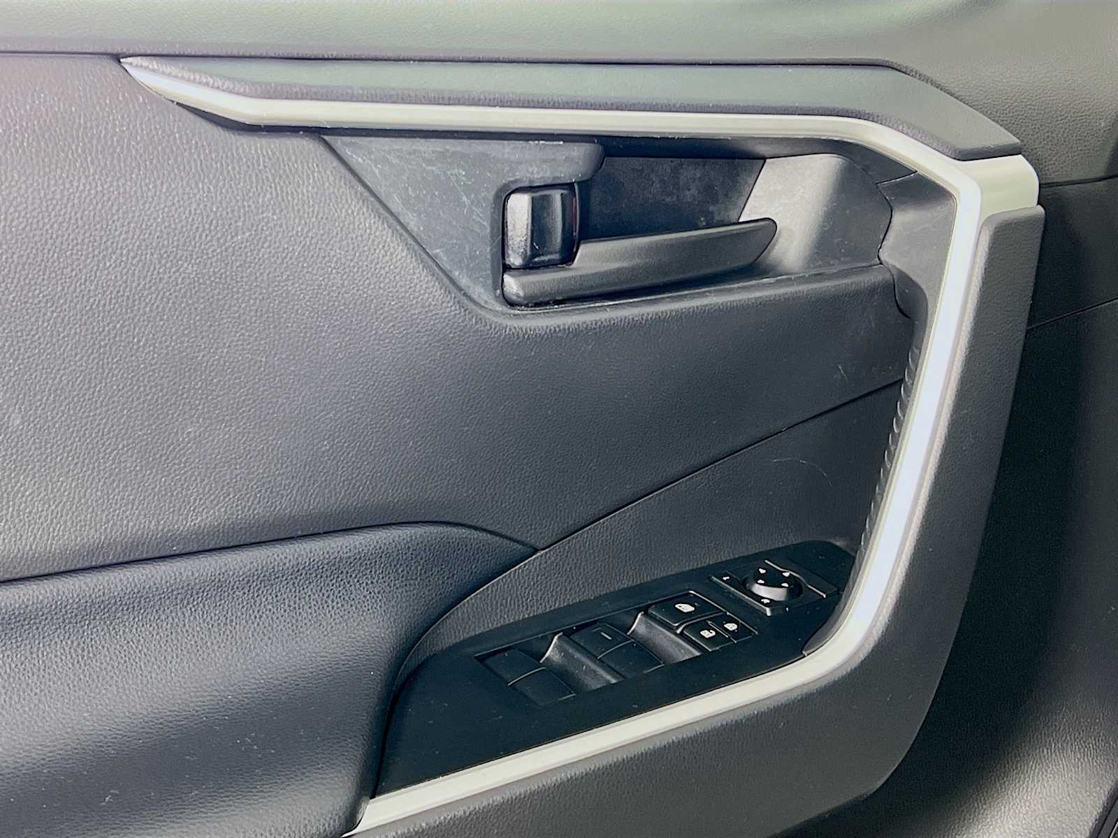 2020 Toyota RAV4 LE - Photo 17