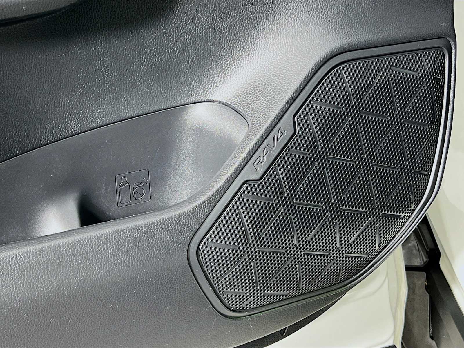 2020 Toyota RAV4 LE - Photo 18