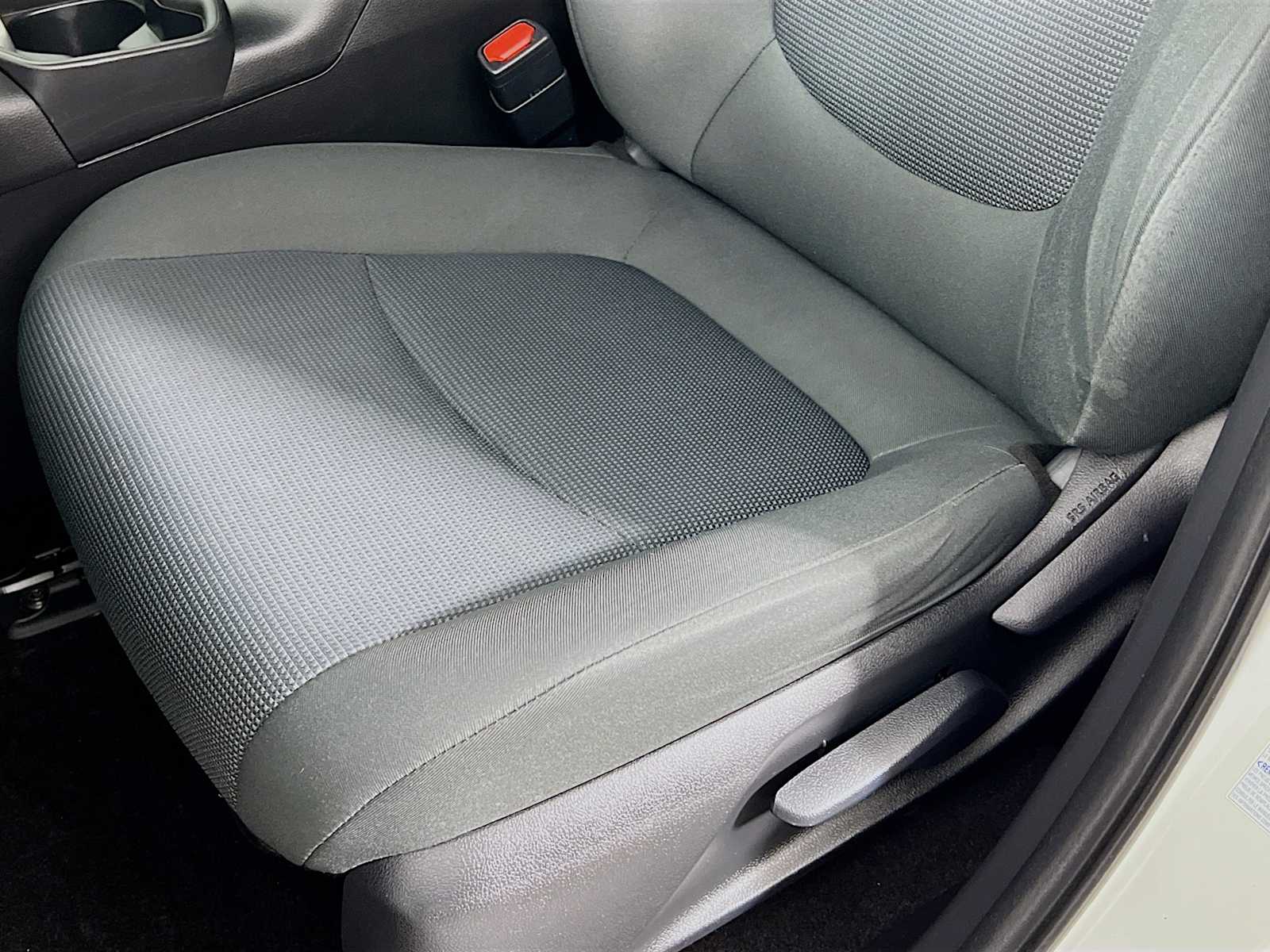 2020 Toyota RAV4 LE - Photo 19