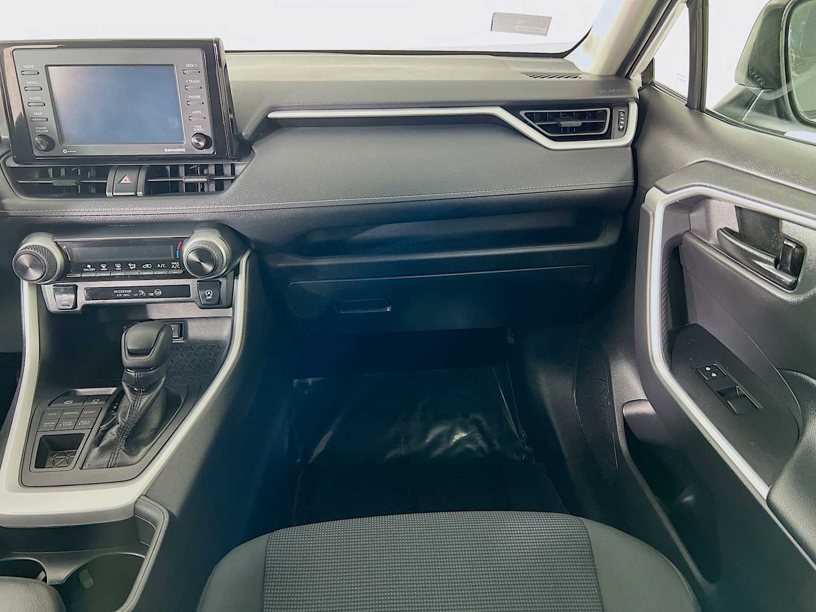 2020 Toyota RAV4 LE - Photo 22