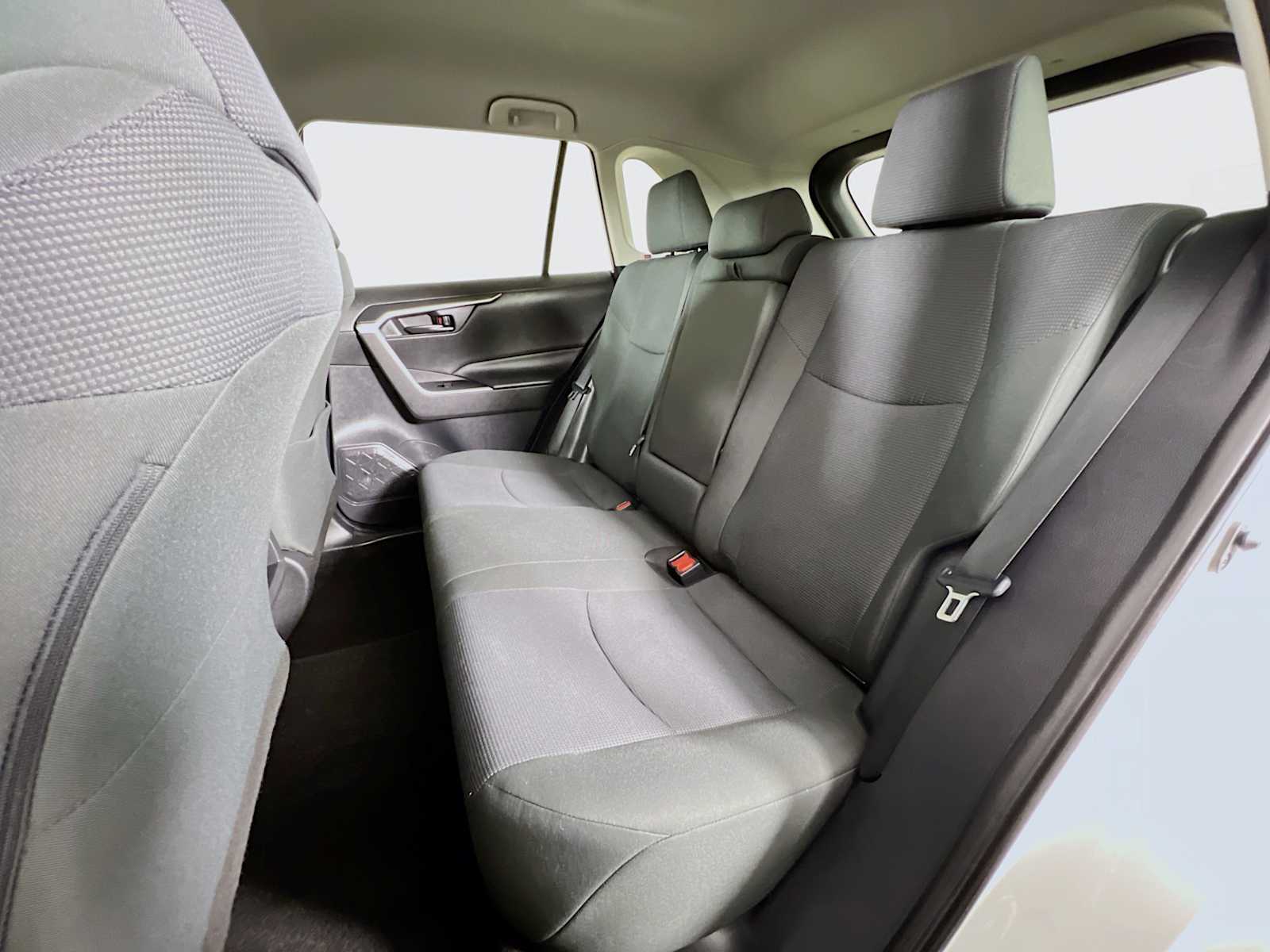 2020 Toyota RAV4 LE - Photo 23