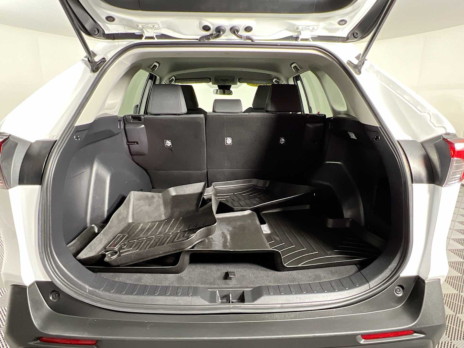 2020 Toyota RAV4 LE - Photo 24