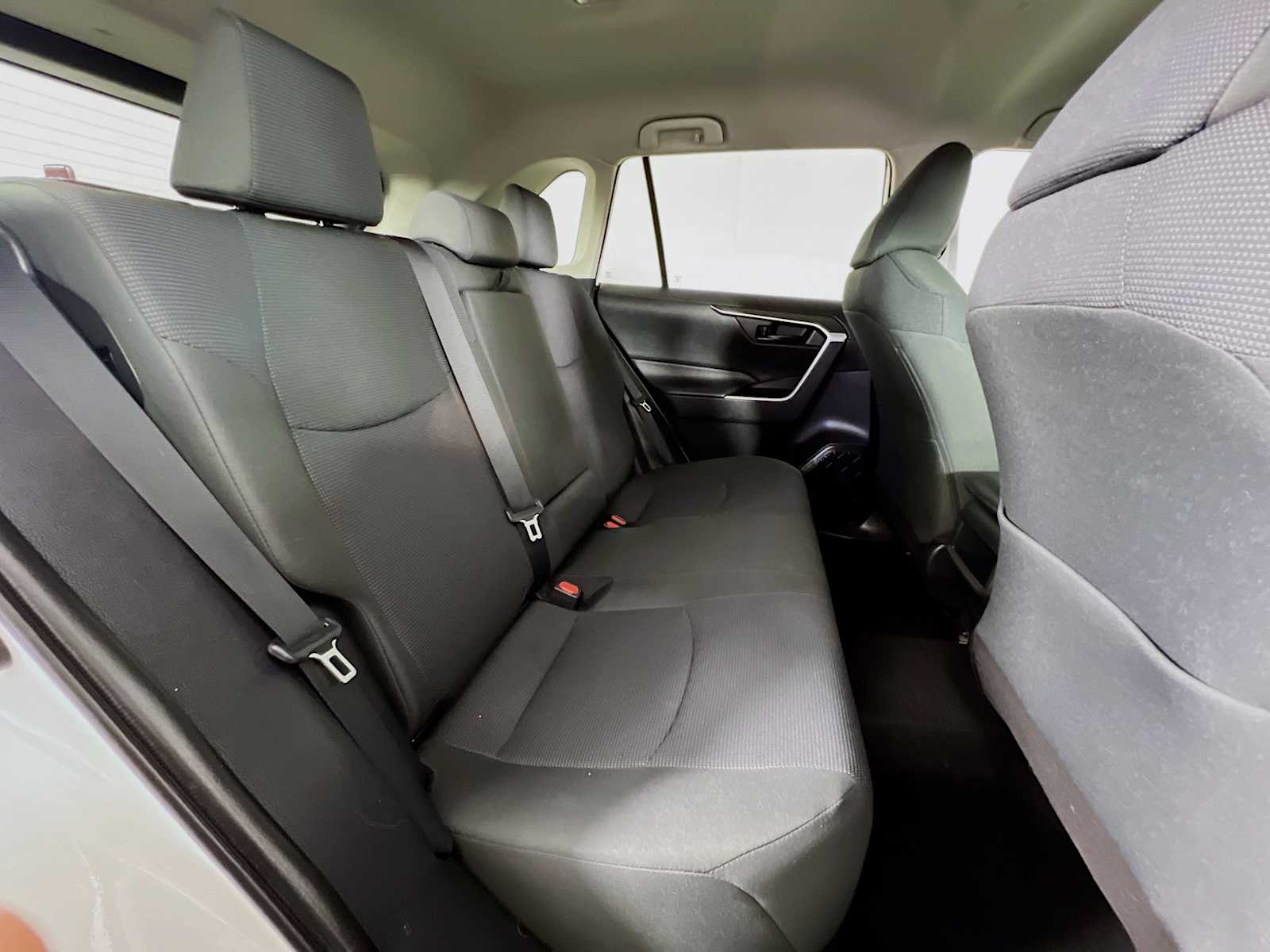 2020 Toyota RAV4 LE - Photo 25