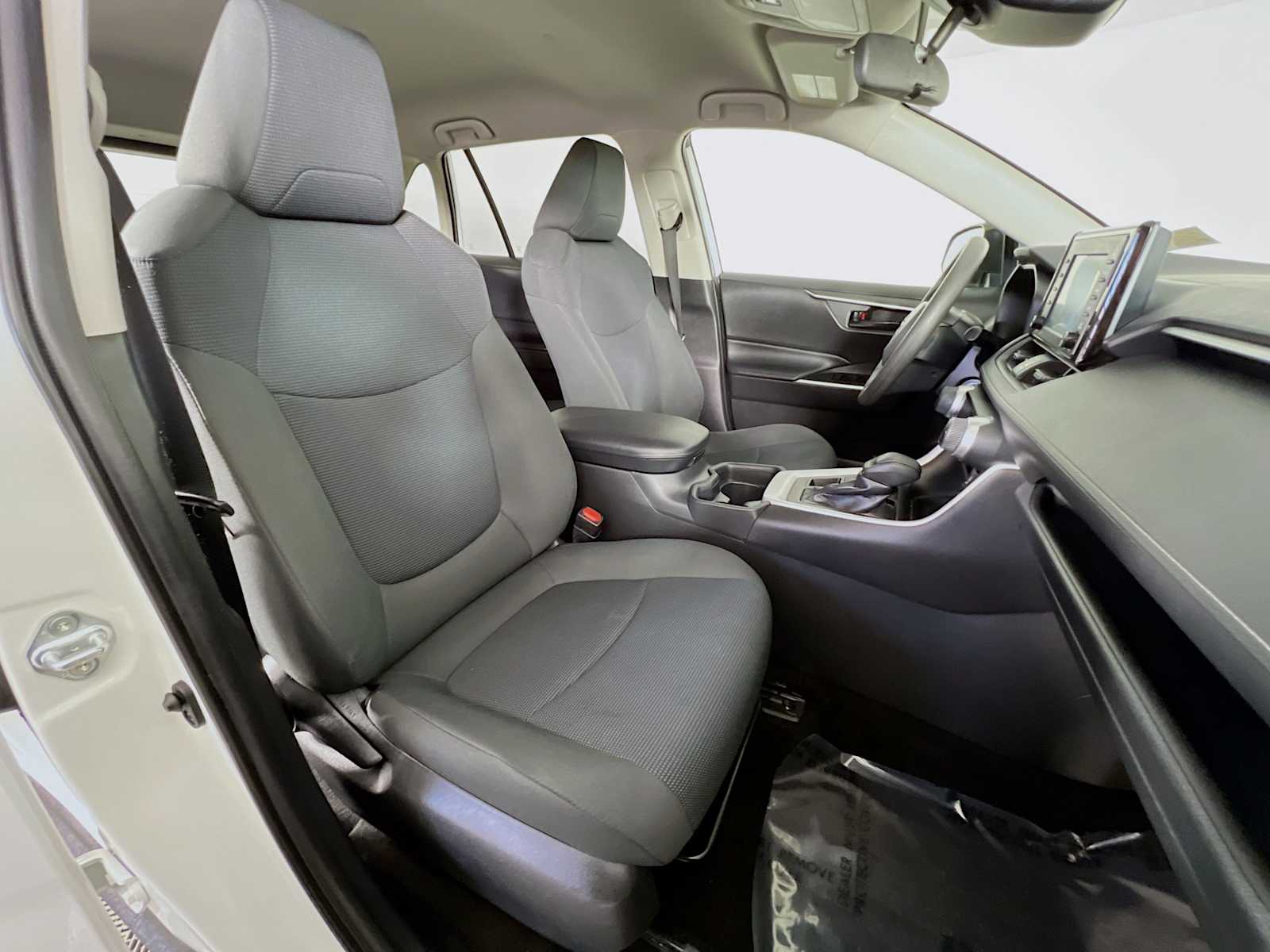 2020 Toyota RAV4 LE - Photo 26