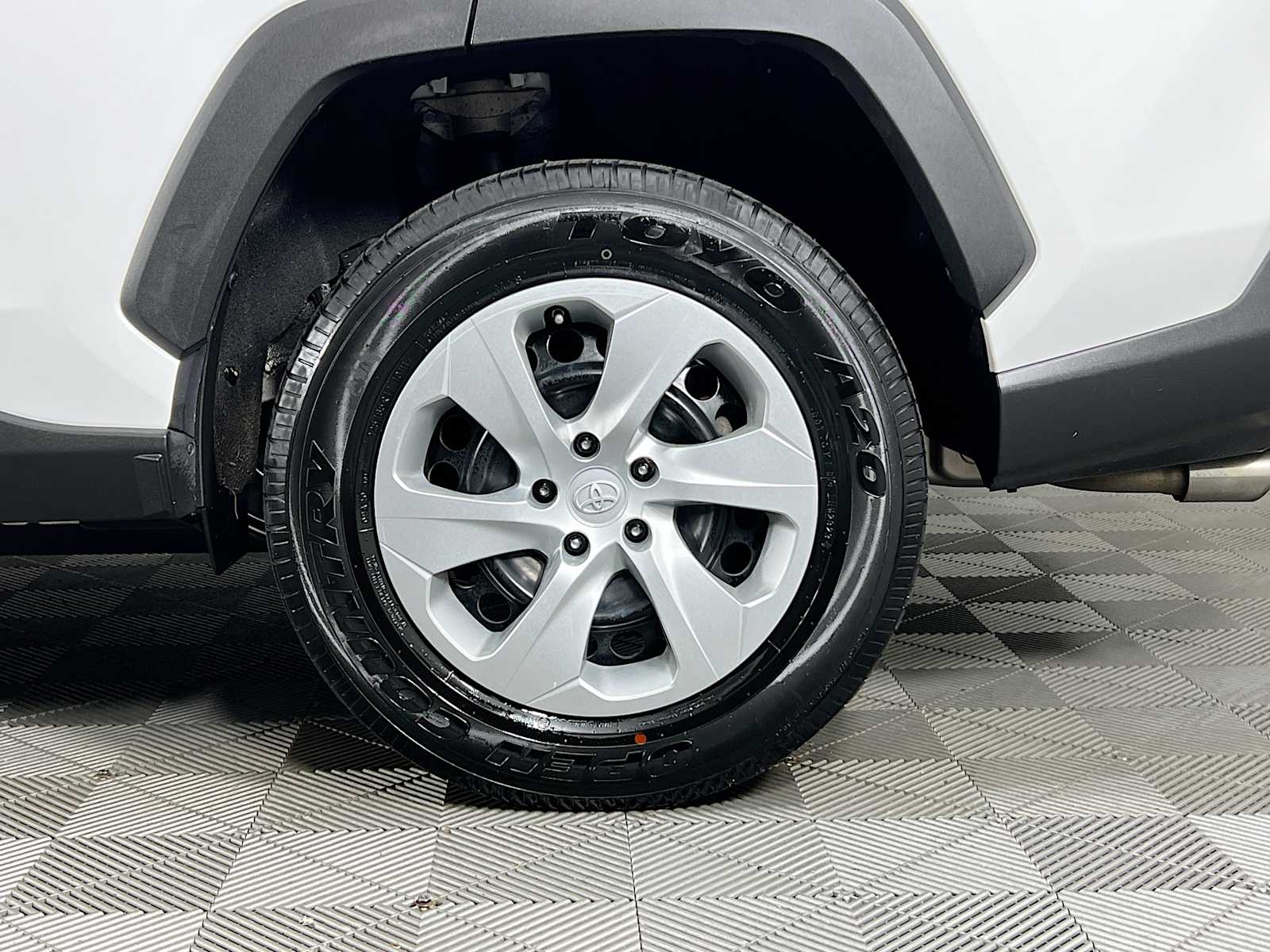 2020 Toyota RAV4 LE - Photo 29