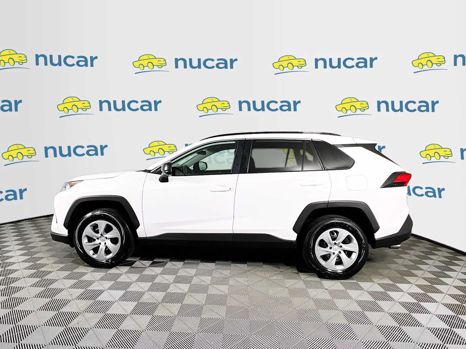 2020 Toyota RAV4 LE - Photo 4