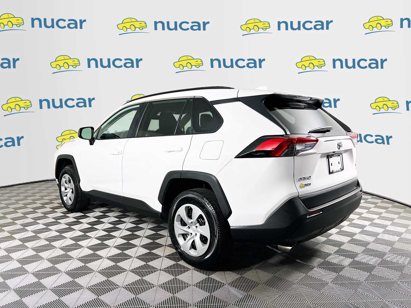 2020 Toyota RAV4 LE - Photo 5