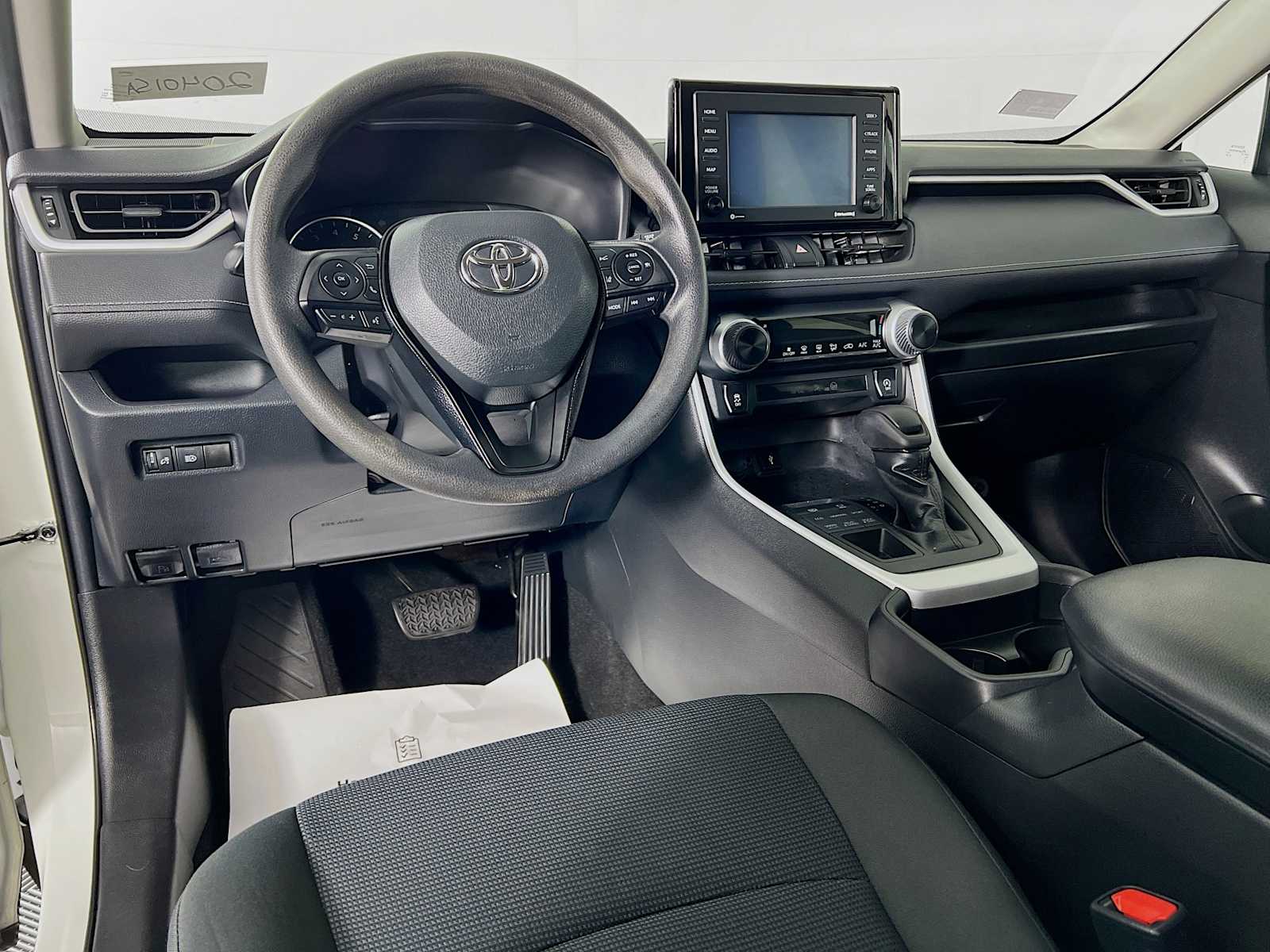 2020 Toyota RAV4 LE - Photo 9