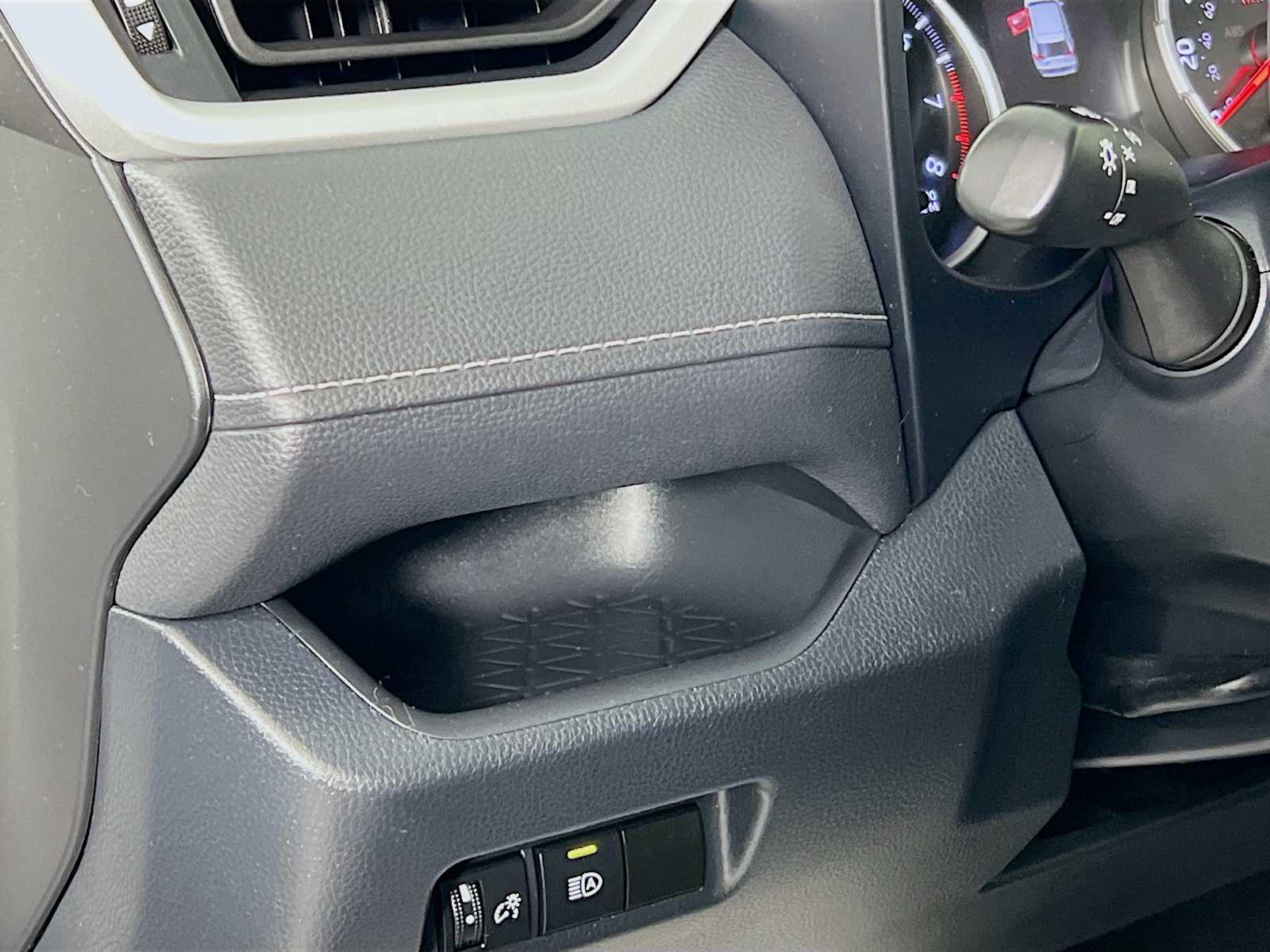 2020 Toyota RAV4 LE - Photo 10