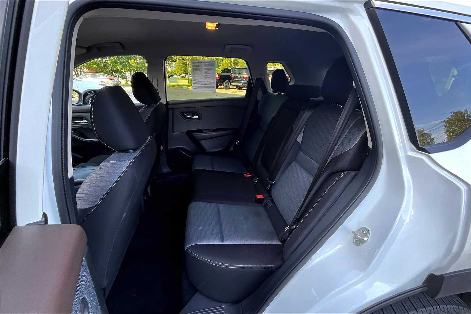 2023 Nissan Rogue SV - Photo 15