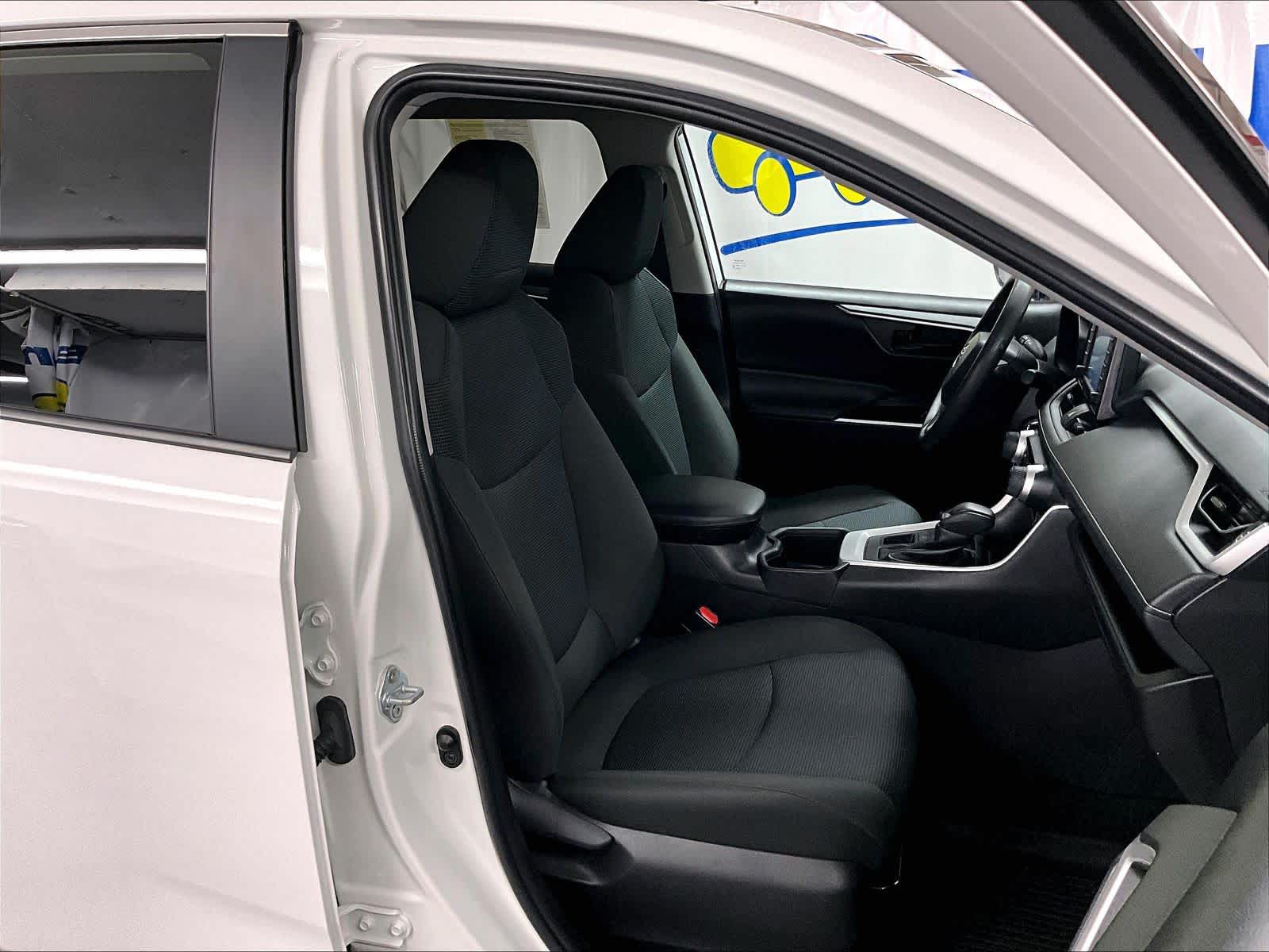 2022 Toyota RAV4 LE - Photo 11