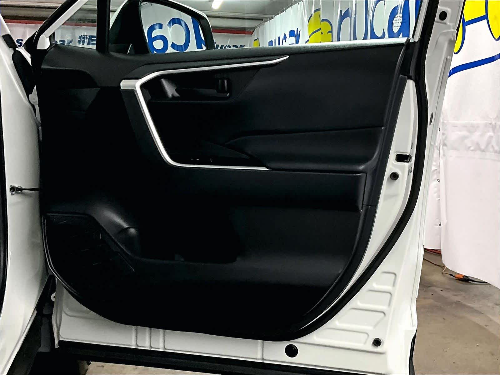 2022 Toyota RAV4 LE - Photo 12