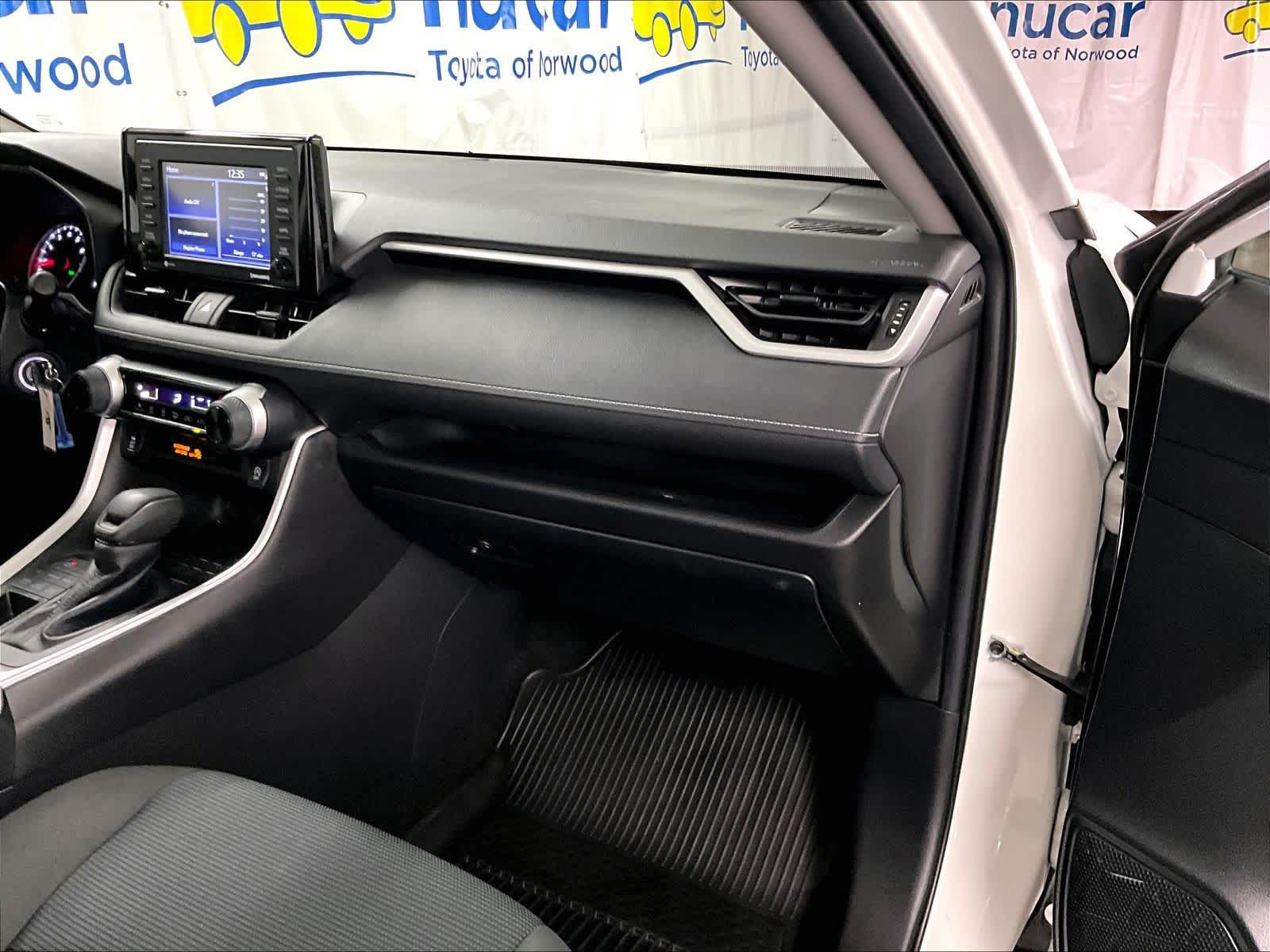 2022 Toyota RAV4 LE - Photo 13