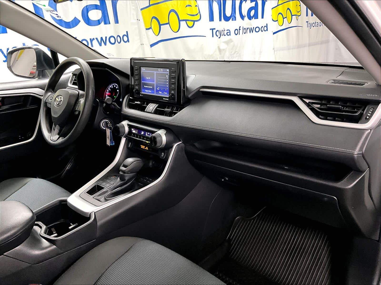 2022 Toyota RAV4 LE - Photo 14