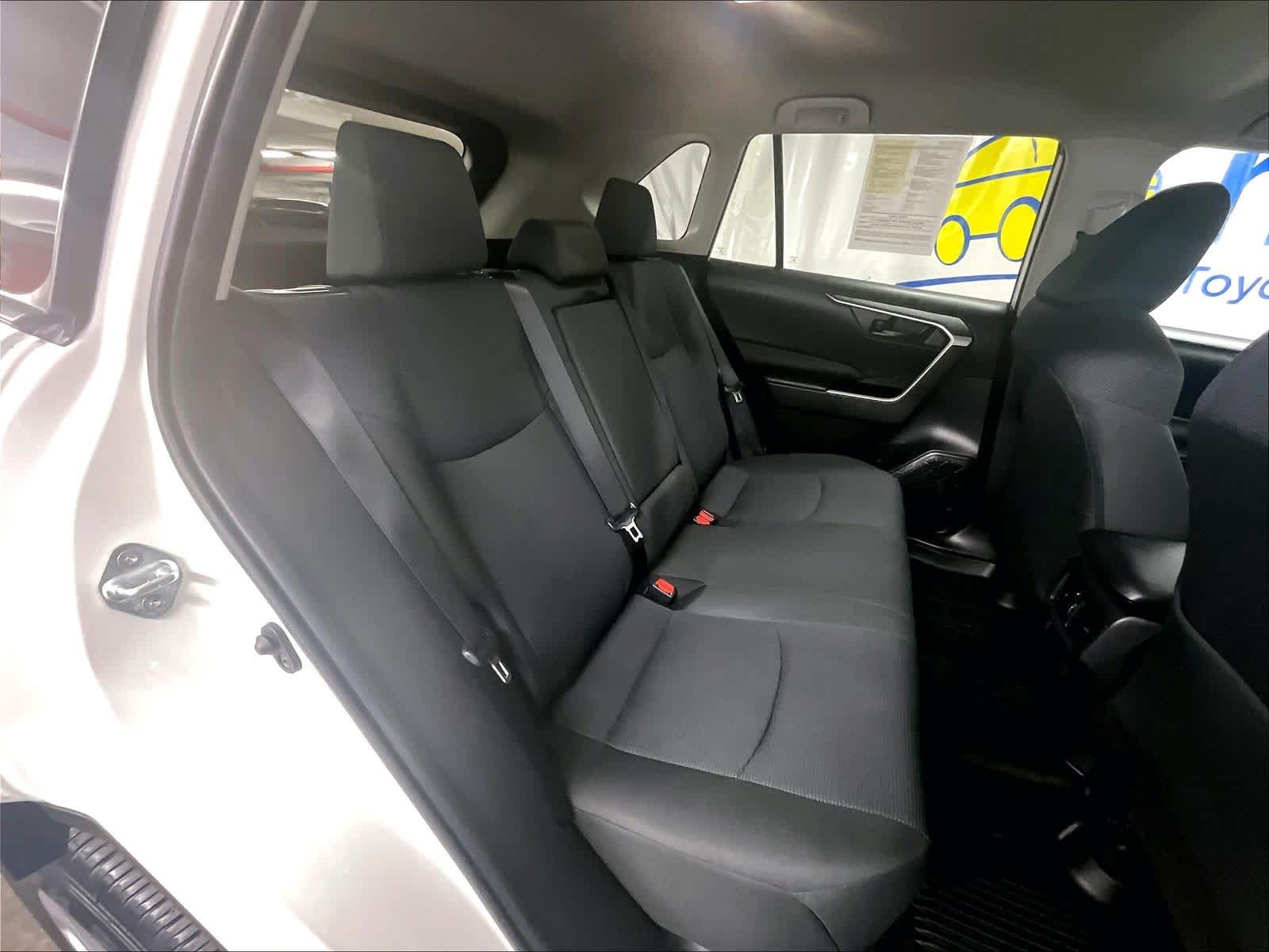 2022 Toyota RAV4 LE - Photo 16