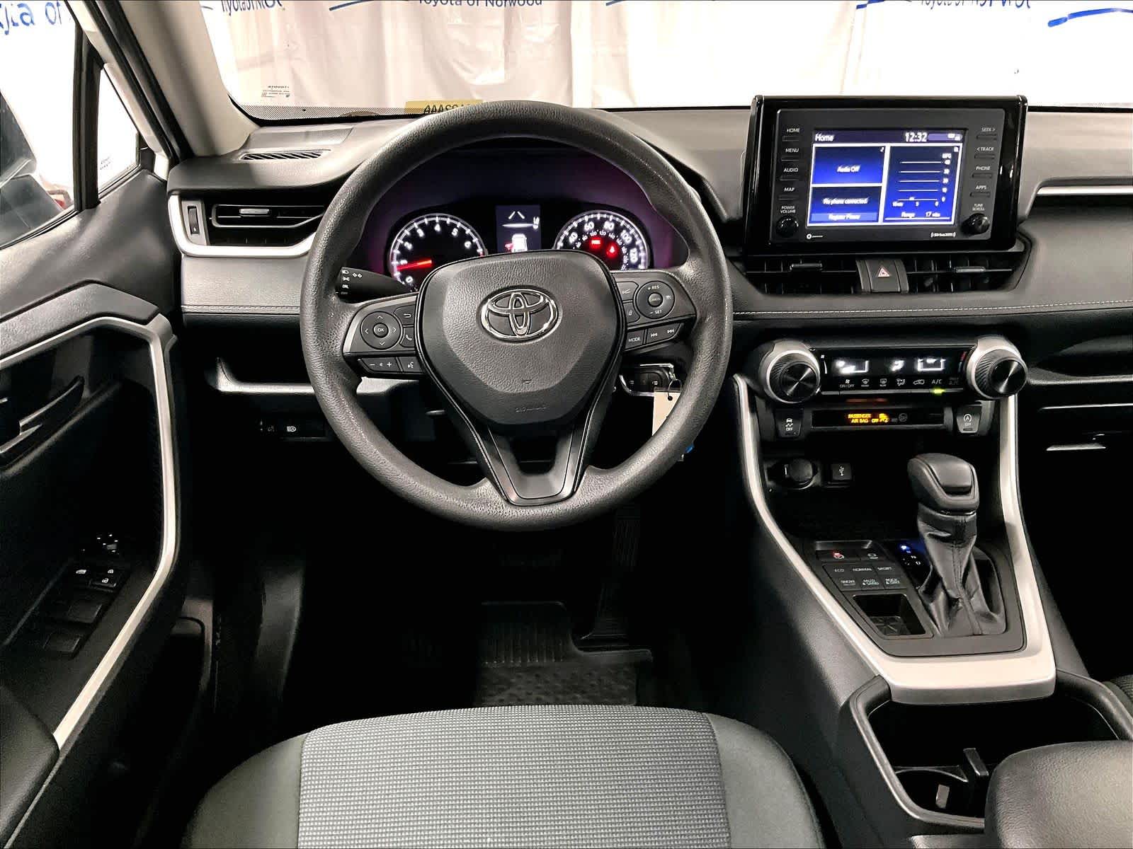 2022 Toyota RAV4 LE - Photo 17