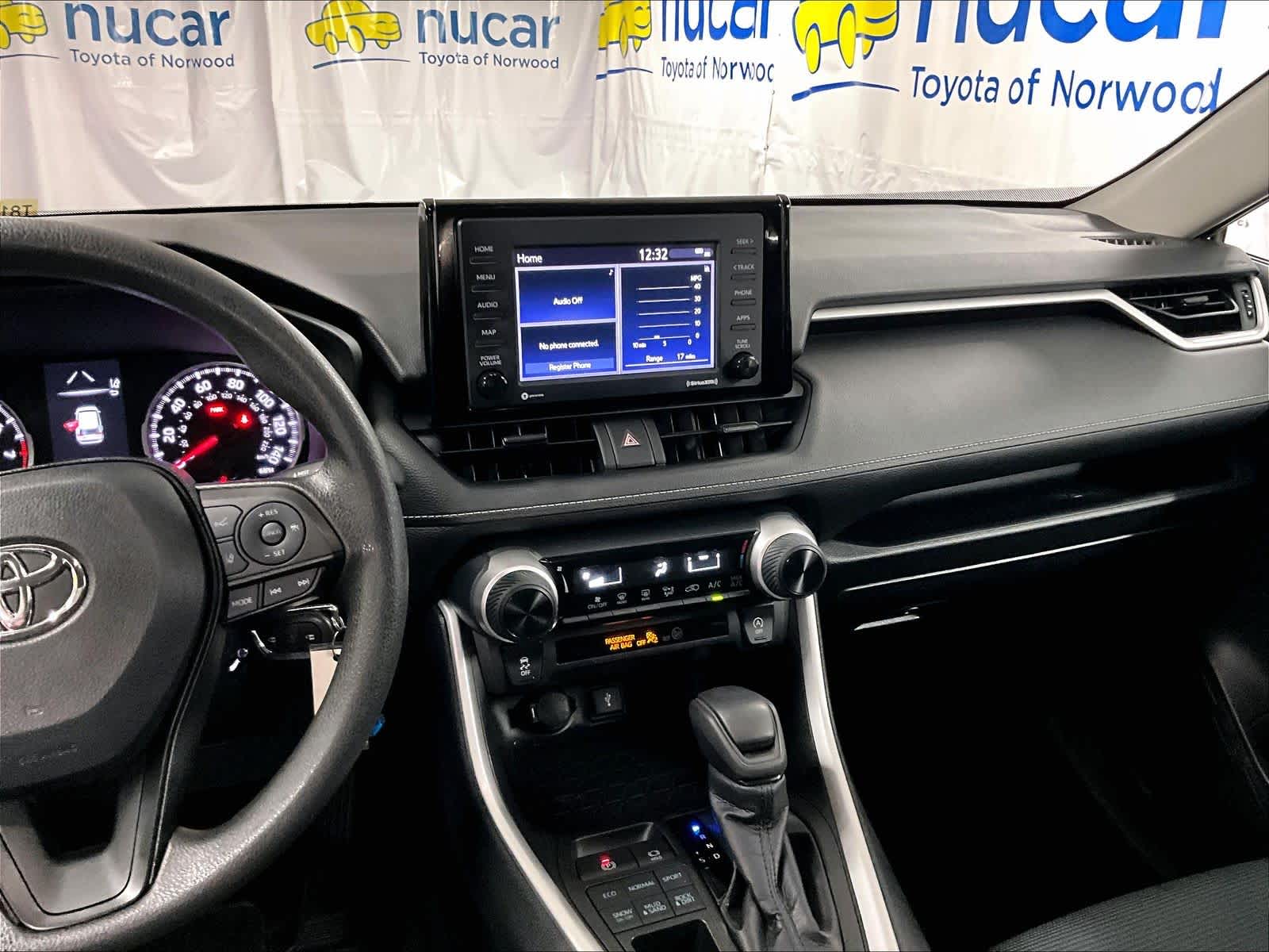 2022 Toyota RAV4 LE - Photo 18