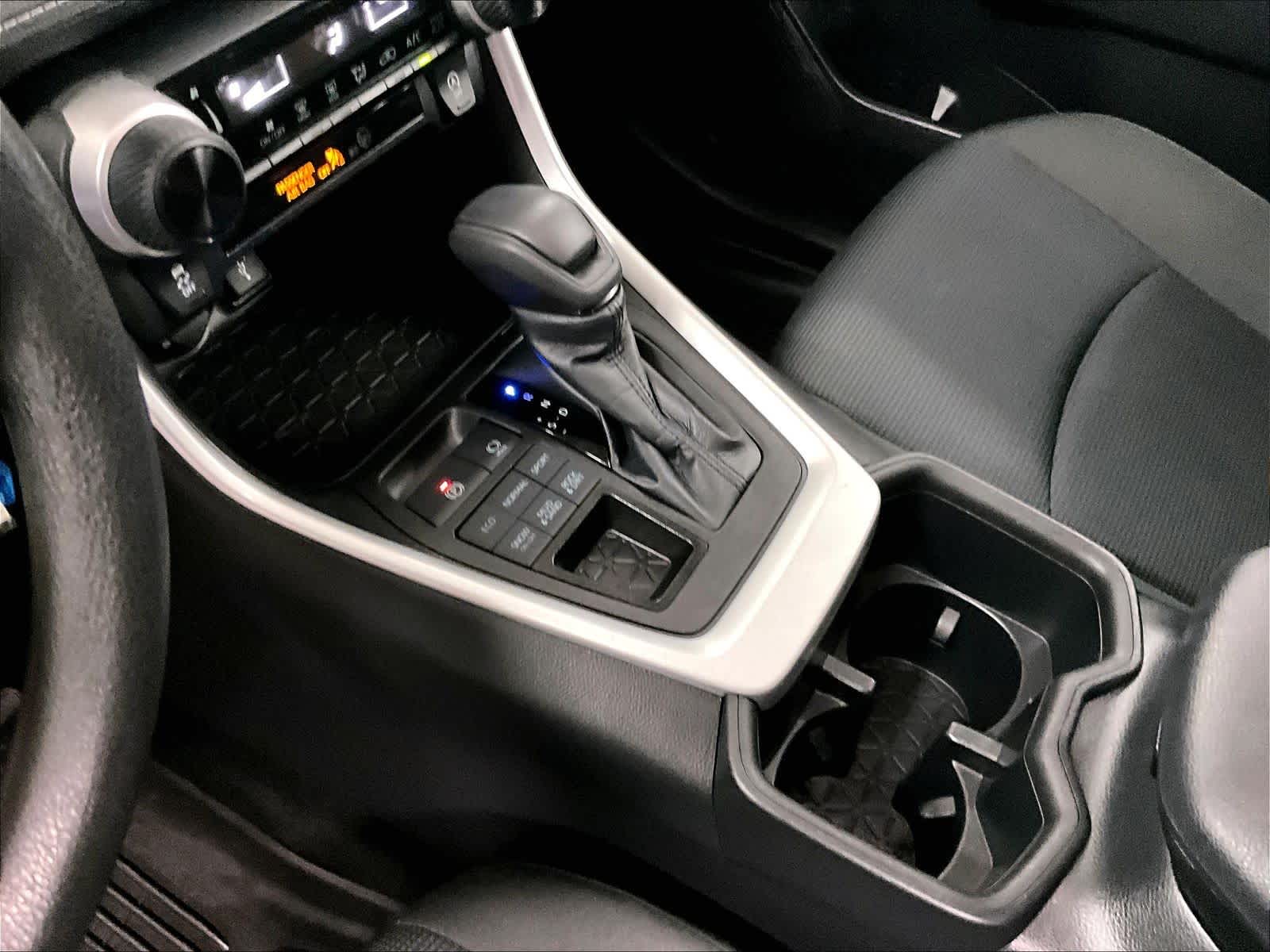 2022 Toyota RAV4 LE - Photo 20